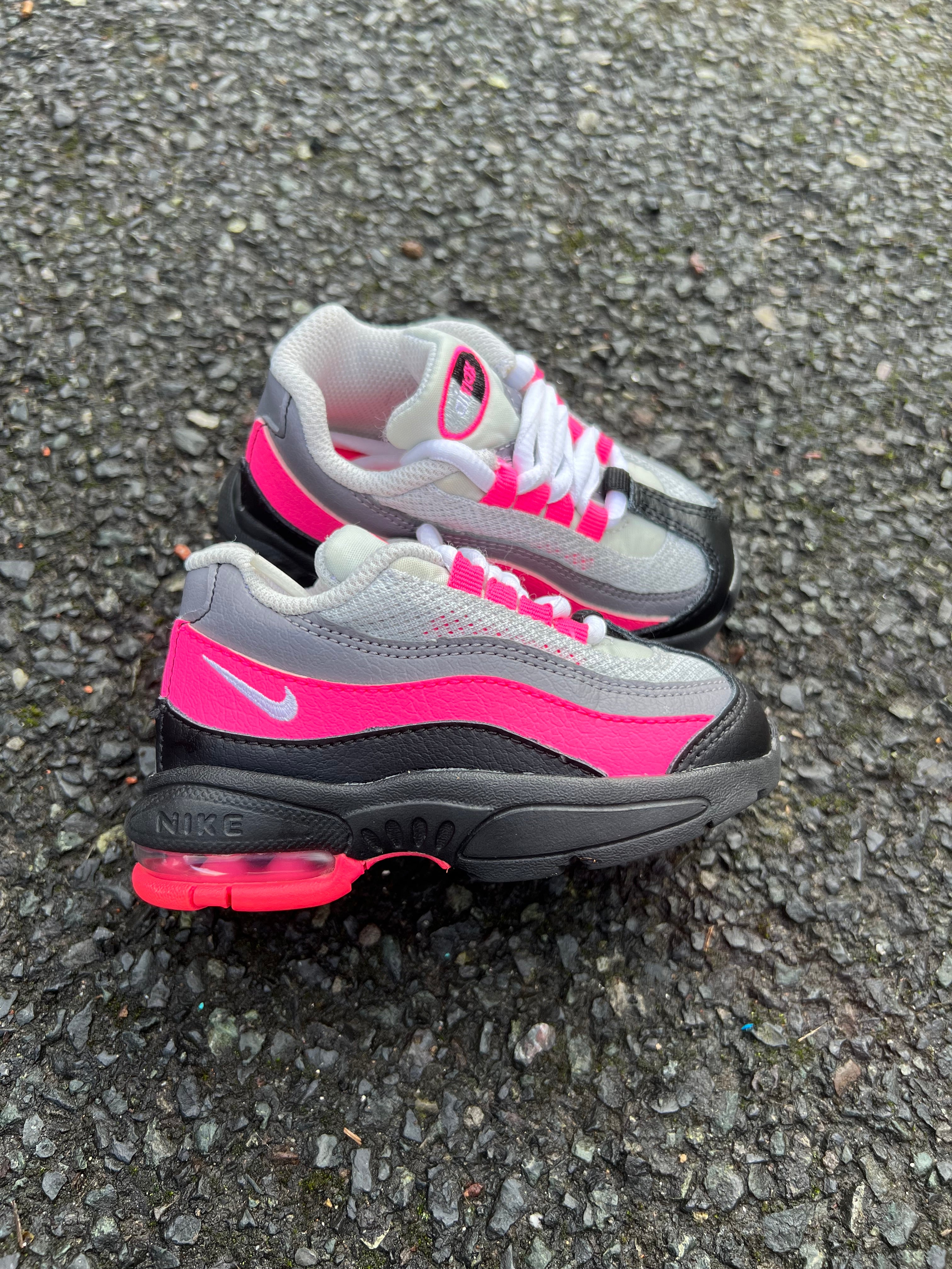 Nike air max shop 95 black and pink